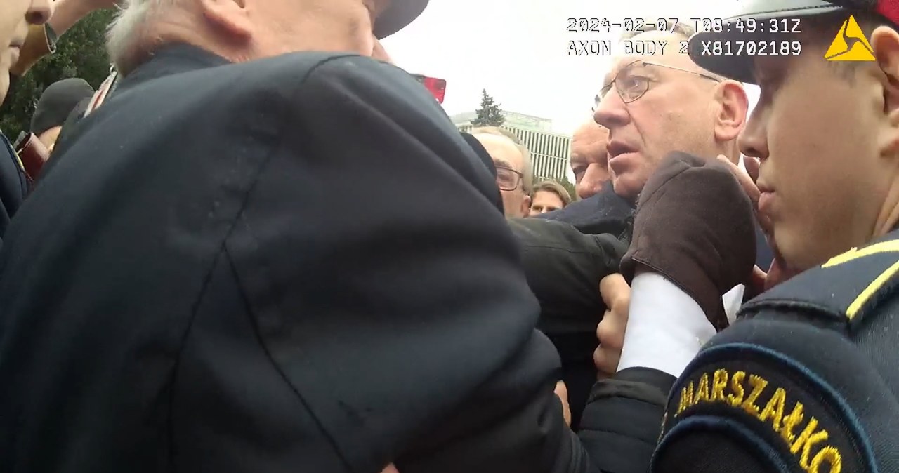 Przepychanki przed Sejmem. Straż marszałkowska udostępnia zdjęcia