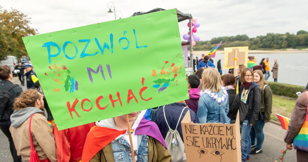 Sondaż: Połowa Polaków popiera małżeństwa jednopłciowe