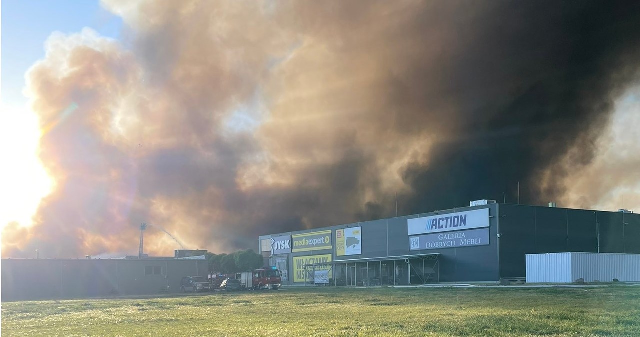 Potężny pożar w Warszawie. Płonie kompleks handlowy na Białołęce