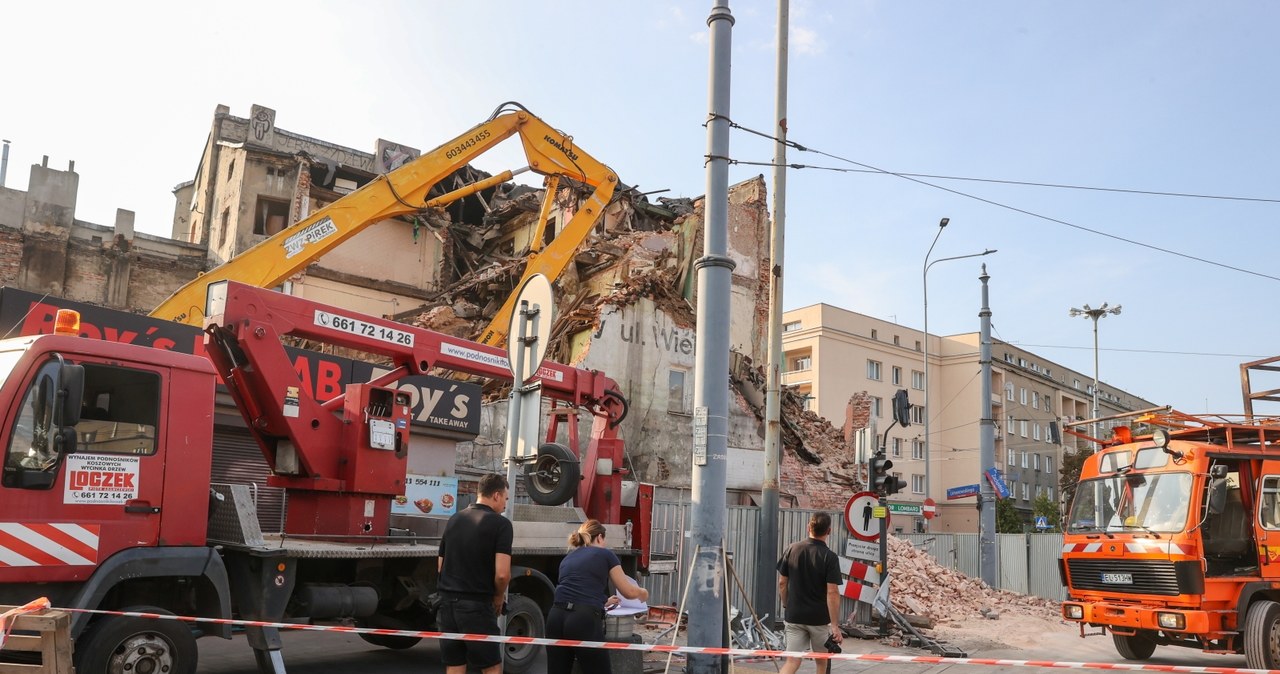 Łódź: Trakcja tramwajowa zerwana w czasie rozbiórki kamienicy