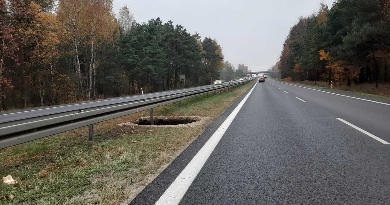 Naukowiec alarmuje, GDDKiA uspokaja. Powiększa się zapadlisko na drodze olkuskiej