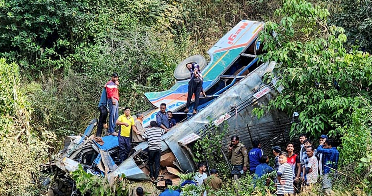 Co najmniej 36 osób nie żyje. Tragiczny wypadek autokaru