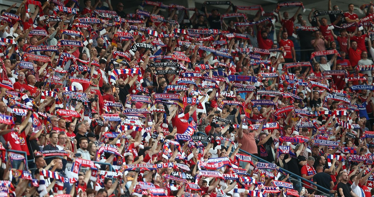 Niebezpieczny incydent podczas meczu Wisły Kraków. Ktoś ostrzelał stadion