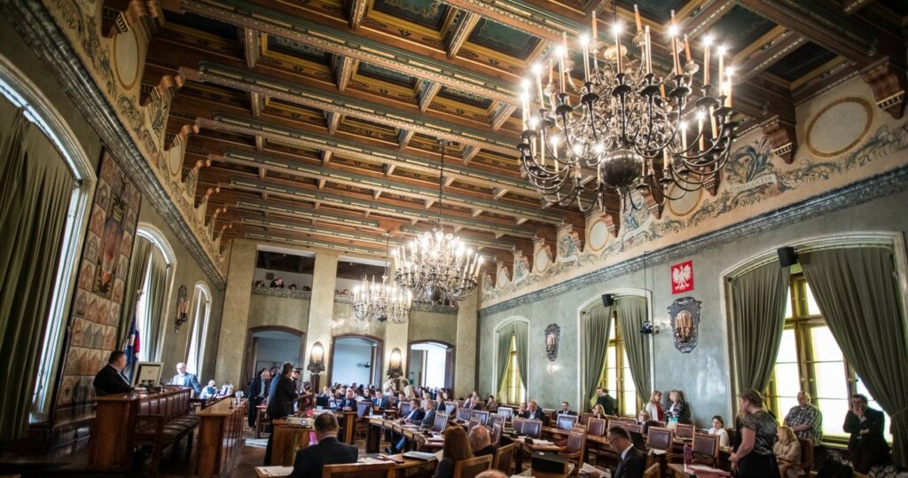 radny śledzony przez detektywów, drugi wyrzucony z pis. co się dzieje w krakowie?