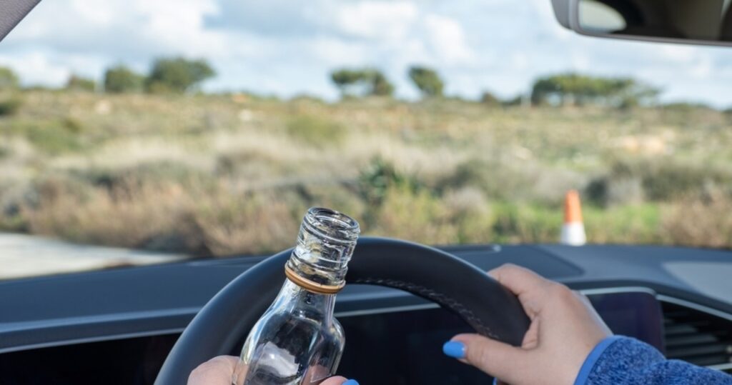 4 promile i dwoje dzieci w aucie. co czeka pijaną matkę?