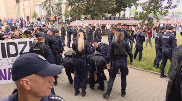 manifestacje w blisko 100 miastach, zrobiło się niebezpiecznie. "proszę mnie nie dotykać"