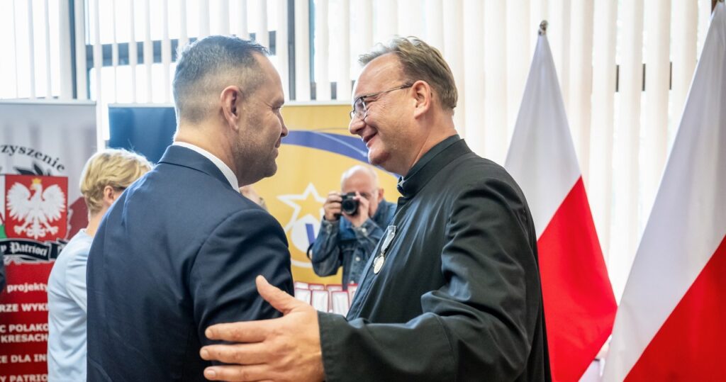 organizował pielgrzymki kibiców na jasną górę. teraz będzie kapelanem prezydenta