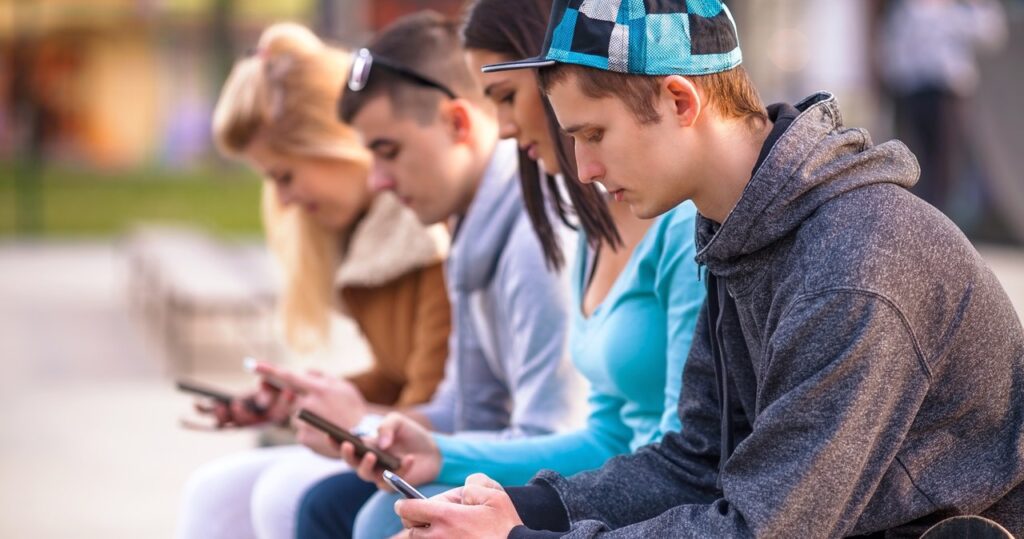 zakaz telefonów komórkowych w szkołach średnich. trwają przygotowania