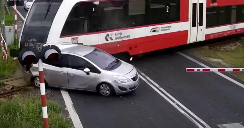 kierowca zignorował rogatki, pociąg staranował samochód. wstrząsające nagranie