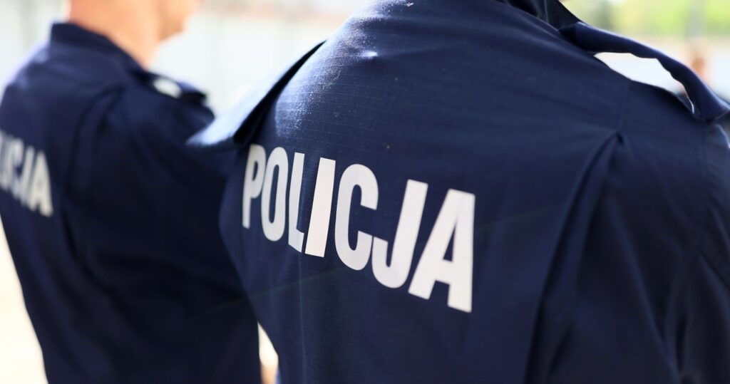rzucił się na policjanta z młotkiem. padły strzały