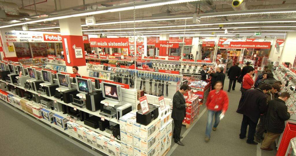 ​znana sieć elektromarketów znika z europy. chiński potentat zainteresowany przejęciem