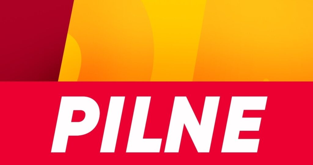 płonie hala w budowie. dym widoczny jest z oddali