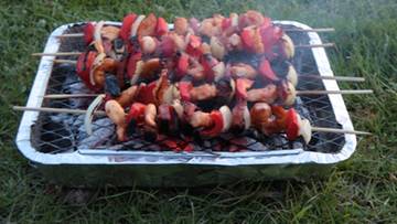 grill na szlaku w parku narodowym. fantazja turystów nie zna granic