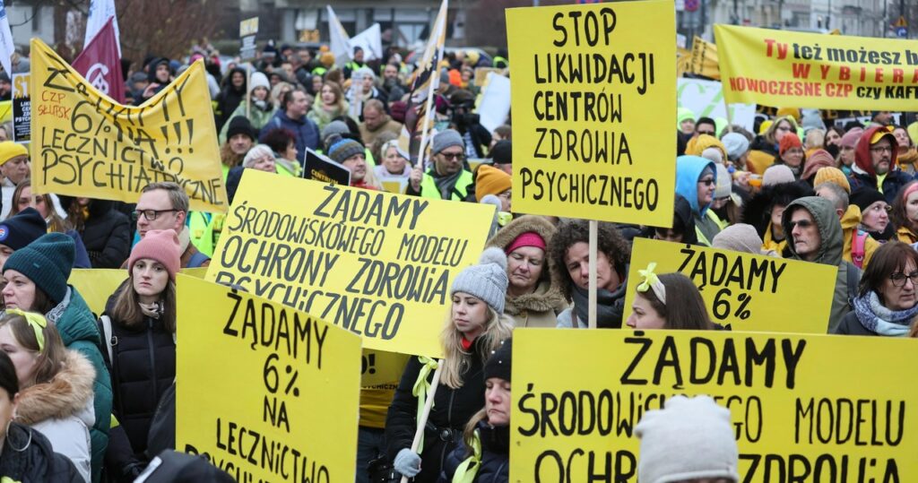 ​pacjenci apelują o centra zdrowia psychicznego w każdym powiecie. protest przed kprm