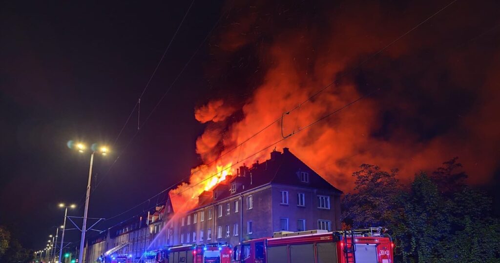 tragiczny pożar w gdańsku. nie żyje jedna osoba, kilkadziesiąt ewakuowano