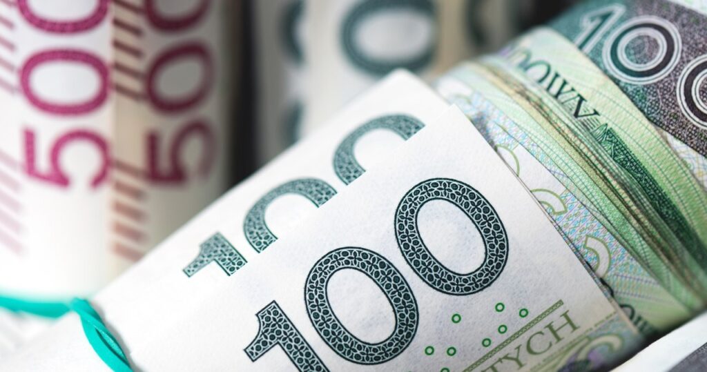 polacy szykują się na niepewne czasy? rekordowy wzrost gotówki w obiegu