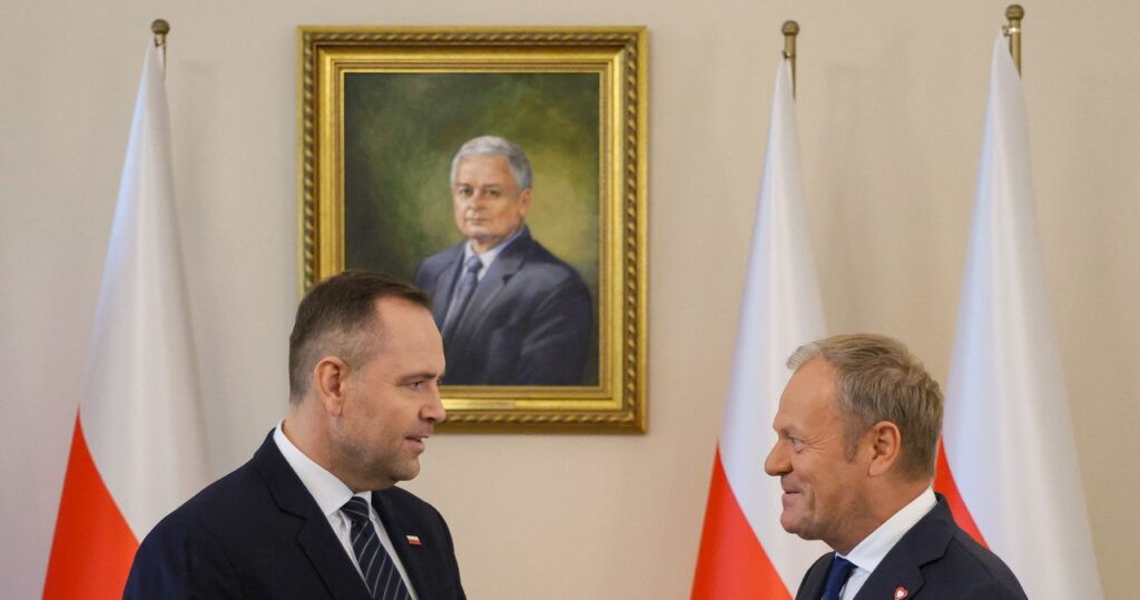 polacy podzieleni w sporze nawrocki kontra tusk. kto powinien ustąpić? sondaż rmf fm