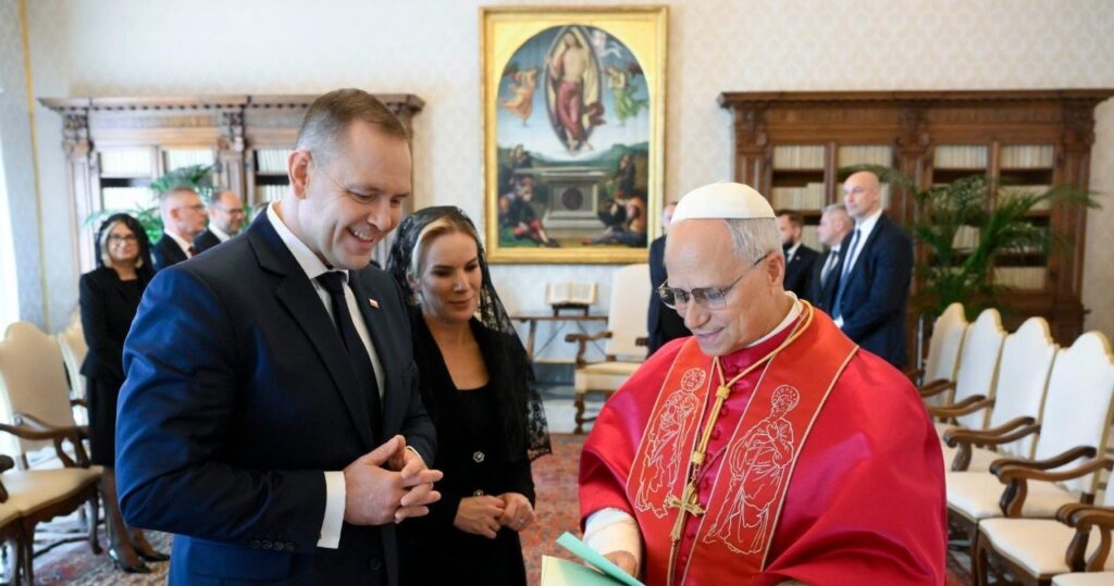 karol nawrocki u papieża leona xiv. uwagę zwraca dress code pierwszej damy [zdjĘcia]