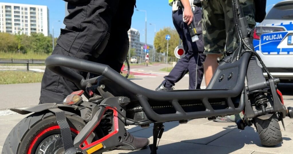 policjanci skontrolowali użytkowników hulajnóg elektrycznych. posypały się mandaty