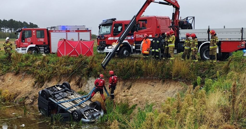 tajemnica zatopionego citroena. w środku były dwa ciała