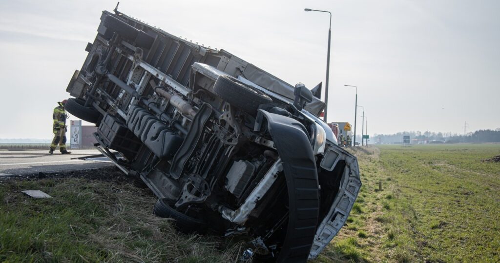 bus dachował na drodze krajowej. kilka osób poszkodowanych