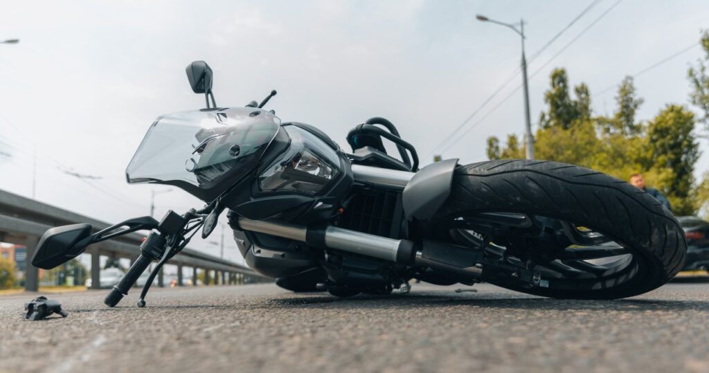 motocyklista uderzył w bariery. tragedia na autostradzie a1