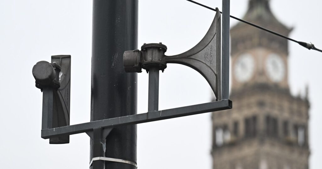 w warszawie zawyły syreny alarmowe. co było przyczyną?