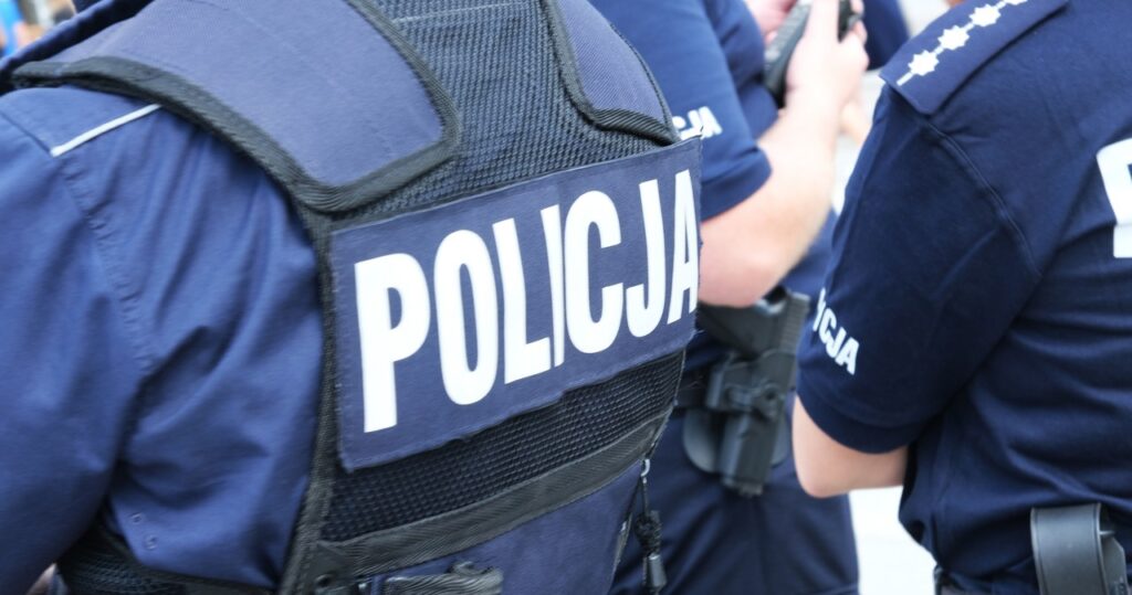 akt oskarżenia po rasistowskim ataku. napastnik kopał ofiarę po całym ciele