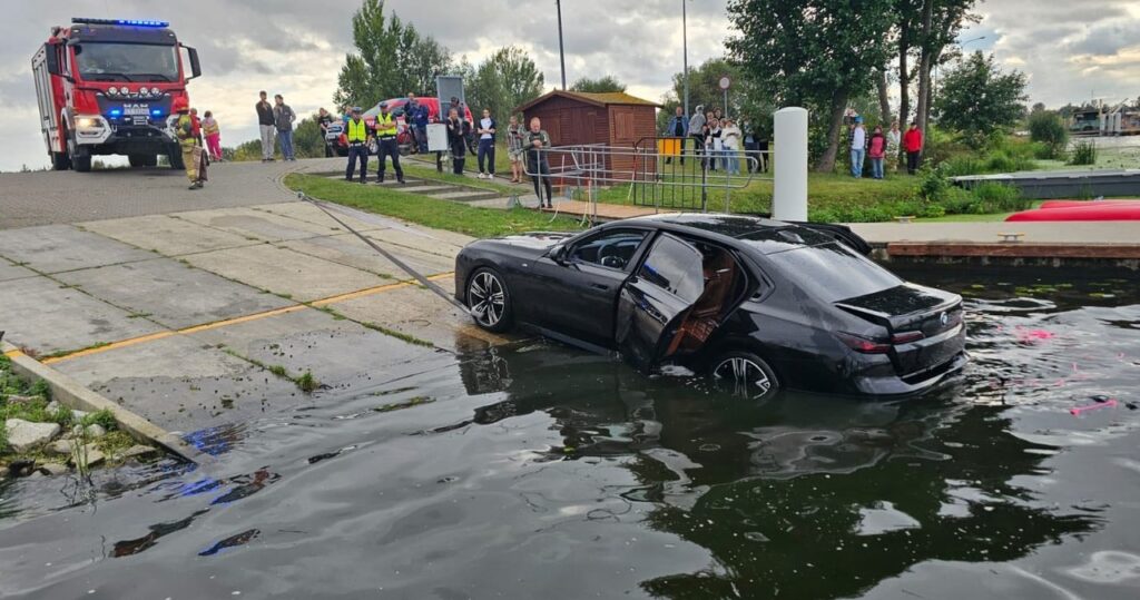 bmw stoczyło się do wody. kierowca uciekł w ostatniej chwili