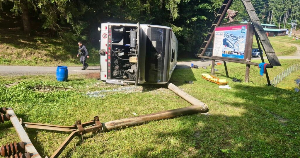 wypadek autobusu z dziećmi w czechach. jest wielu rannych