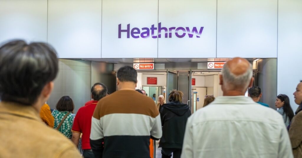 ewakuacja na lotnisku heathrow. wykryto podejrzane substancje?