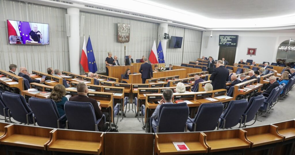 senat zwołuje dodatkowe posiedzenie. sprawa jest pilna