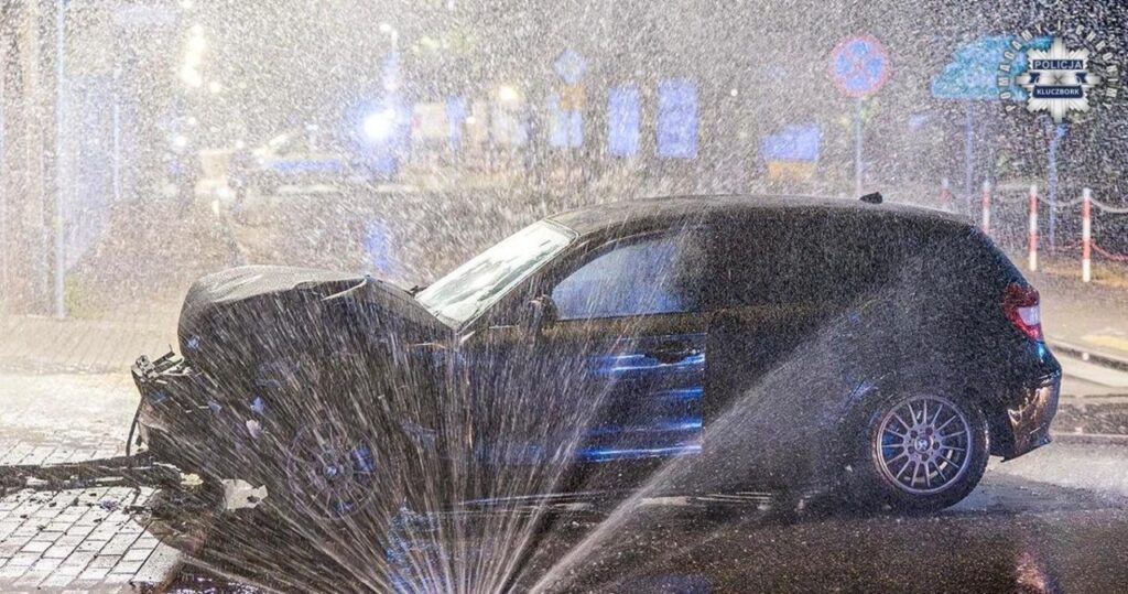 bmw z impetem wjechało w budynek i uszkodziło gazociąg. za kierownicą 21 latek