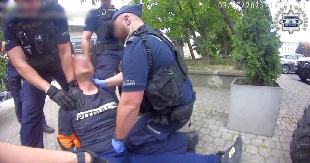 zaatakował wolontariuszki i ranił policjantkę. szokujące nagranie!