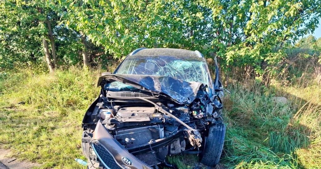 czołowe zderzenie busa z autem osobowym. ranne 9 letnie dziecko