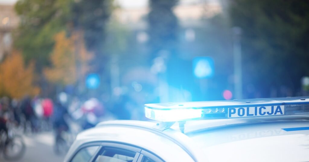 wypadek z udziałem policyjnego radiowozu. trzy osoby ranne