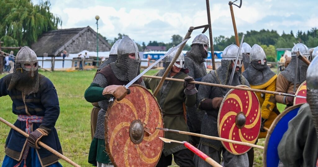 zaginiona twierdza wikingów na wyciągnięcie łopaty. archeolodzy w poszukiwaniu jomsborga na wolinie