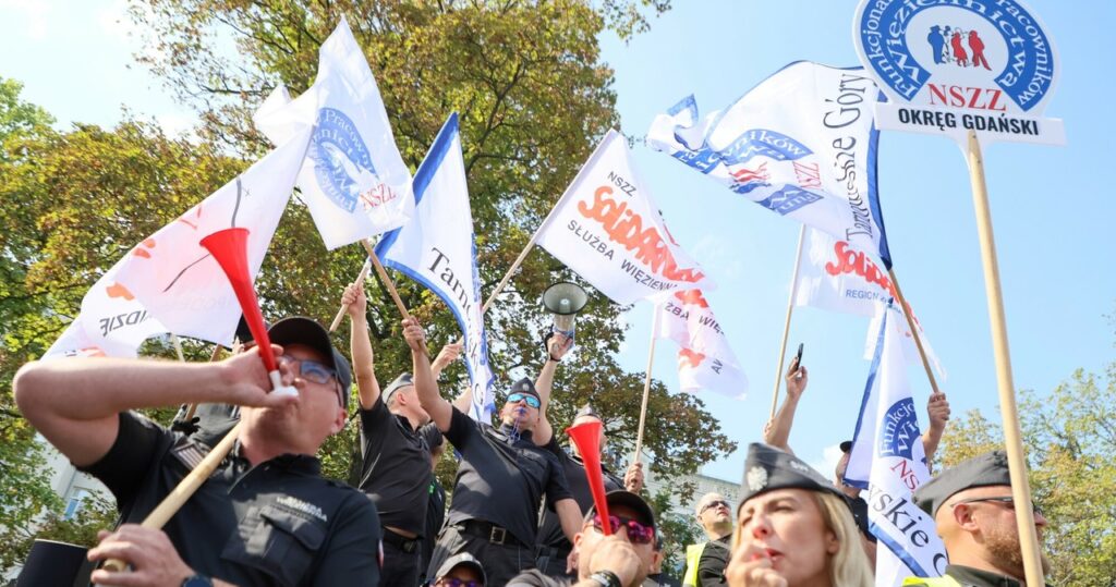 "tej władzy trzeba wszystko wytargać z gardła". protest służby więziennej