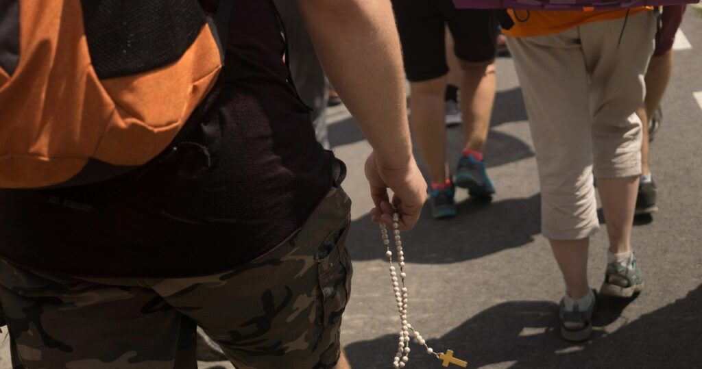 pielgrzymi ciągną do słynnego miejsca objawień w polsce. policja już się szykuje