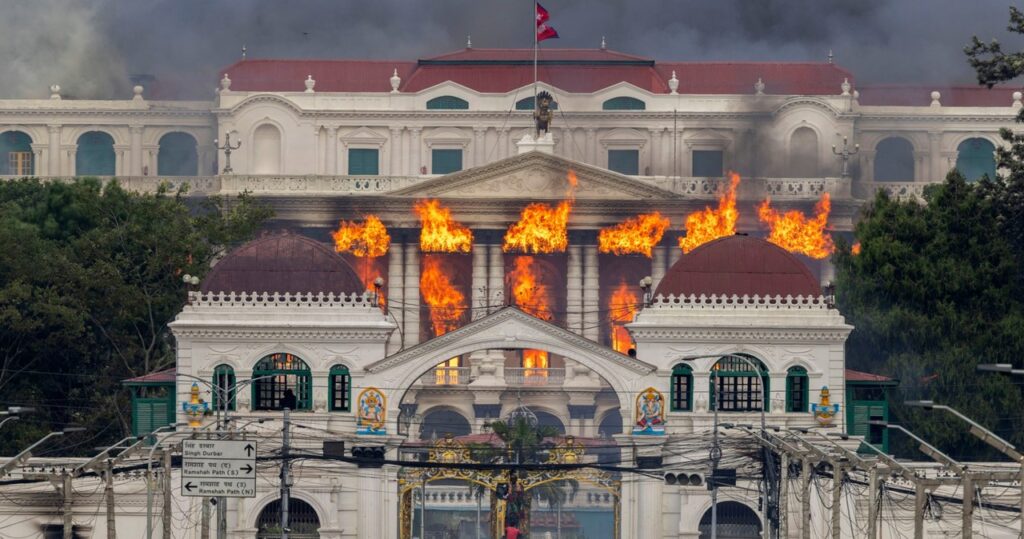 ​demonstracje pokolenia z w nepalu. parlament płonie, politycy uciekają