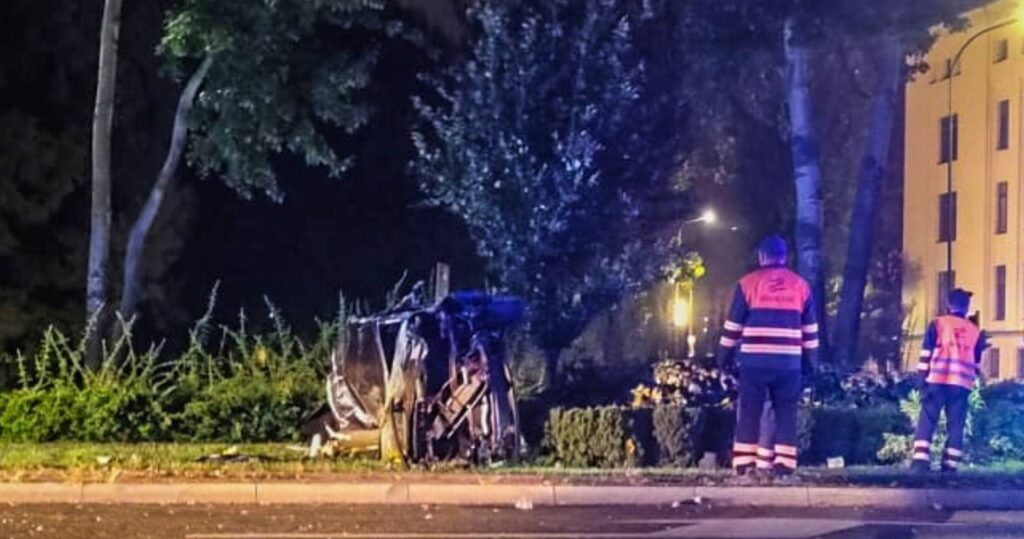 tragiczny wypadek w centrum krakowa. samochód wbił się w drzewo