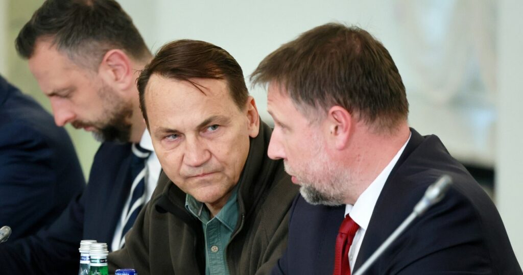 trump bagatelizuje, sikorski stanowczo odpowiada