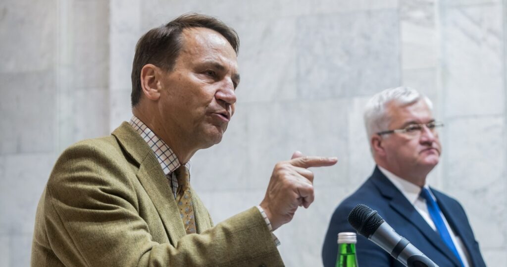sikorski punktuje kłamstwa kremla. "w które mamy wierzyć?"