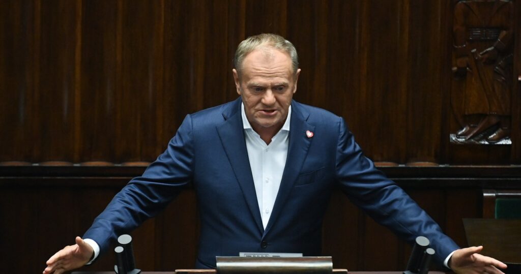 ostry wpis tuska. kto próbuje zdjąć z rosji odpowiedzialność?