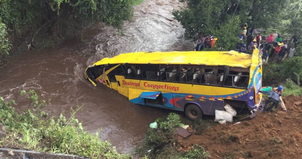autobus z weselnikami runął do rzeki. nie żyje 19 osób