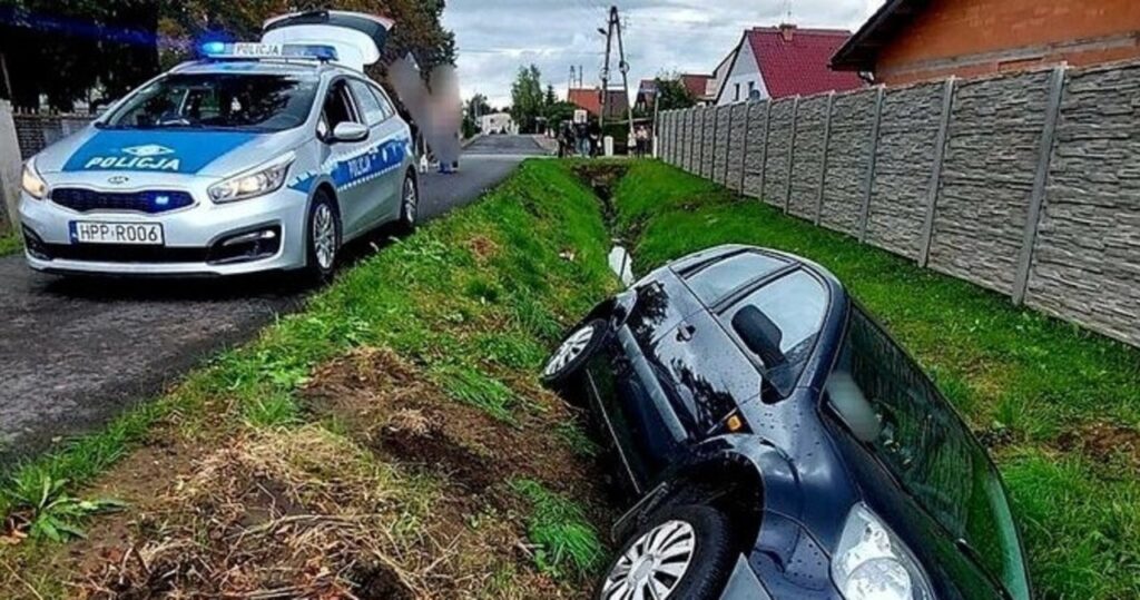 ford w rowie, promile w głowie. 55 latka nie była w stanie wyjść z auta