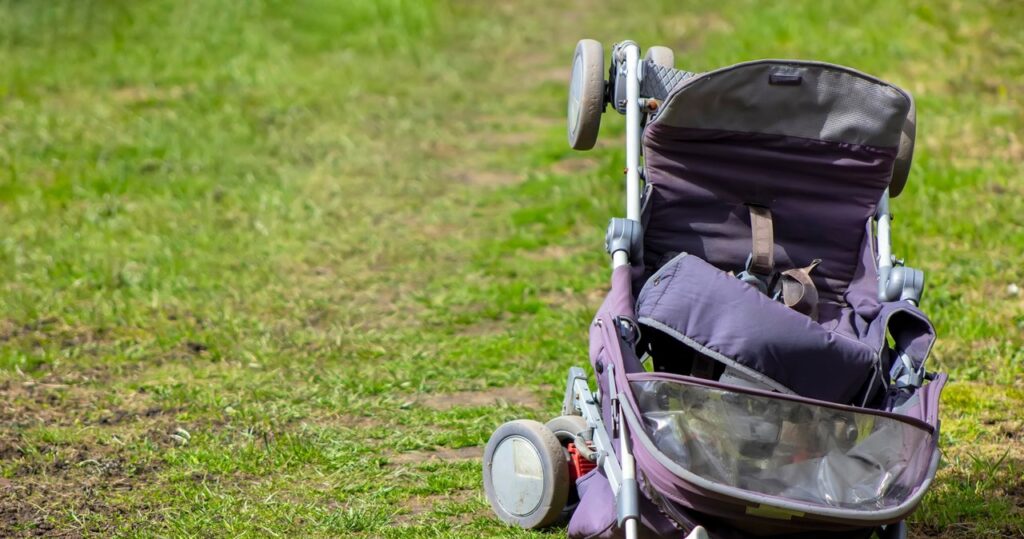 pijany rowerzysta wjechał w wózek. 2 latek wypadł na drogę