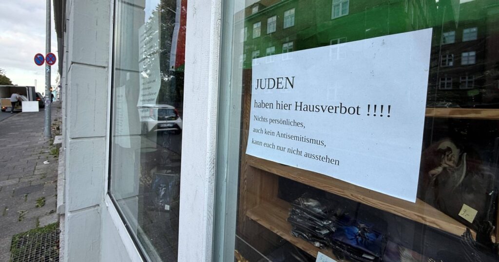 szokujący napis na witrynie sklepu. to hasło rodem z iii rzeszy