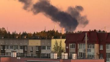 atak na rosyjski port nad bałtykiem. statek w płomieniach