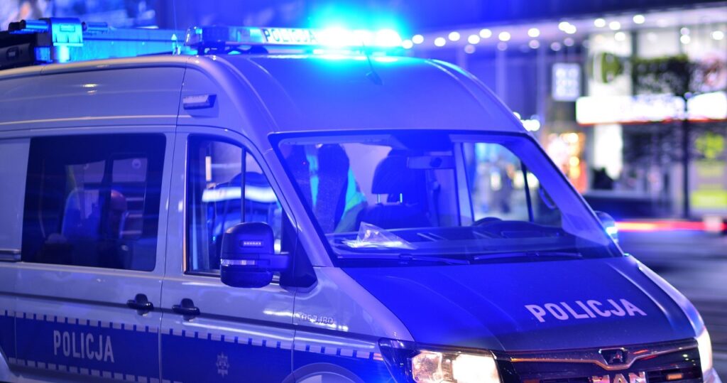 ​groźny wypadek przy galerii mokotów. autobus zderzył się z ciężarówką